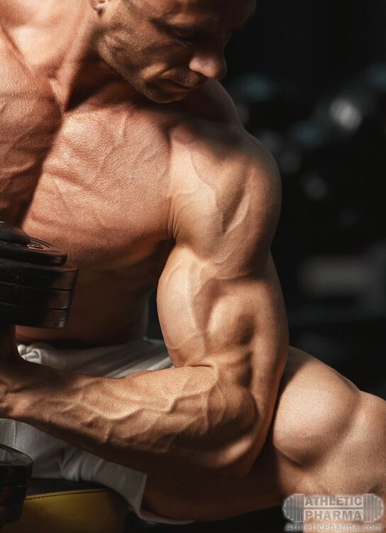 Качает мышцы на руке